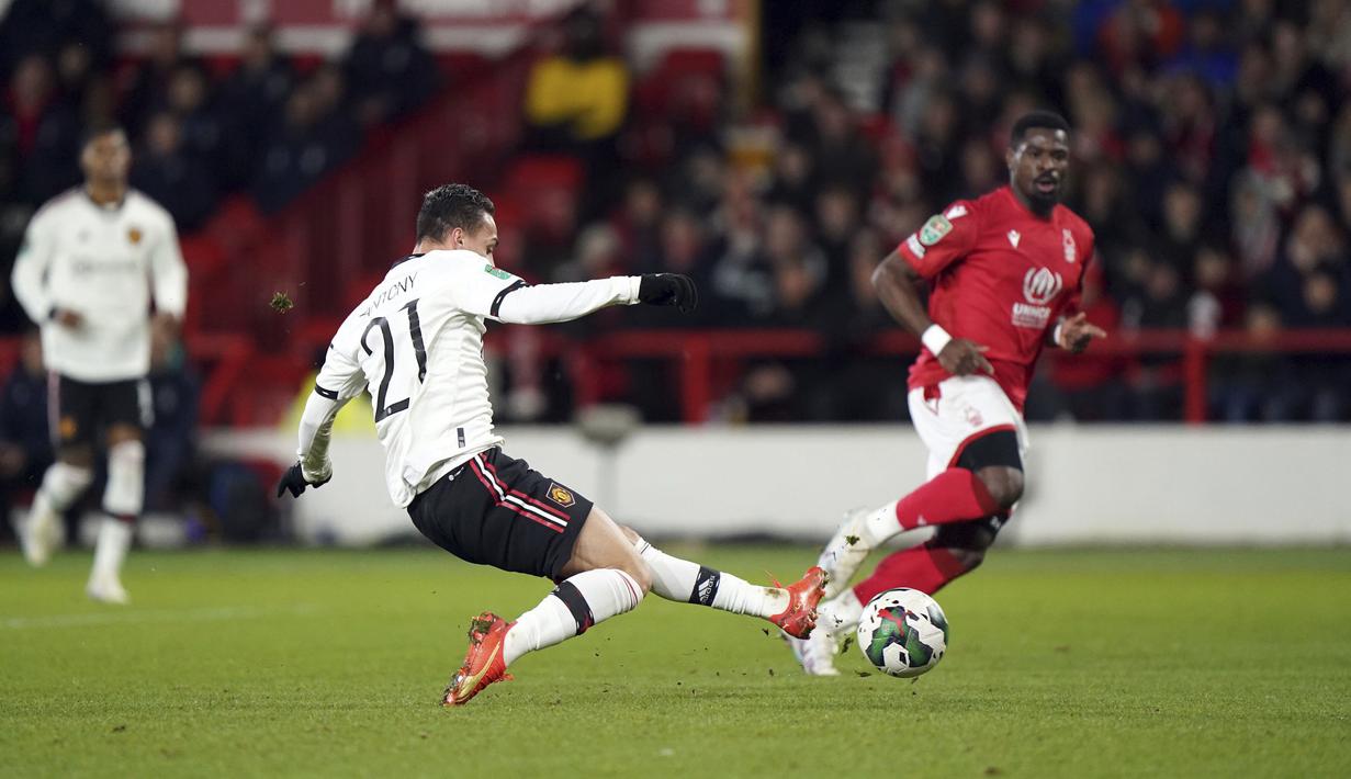 Gelandang Manchester United, Antony menembak bola saat bertanding melawan Nottingham Forest pada semifinal leg pertama Piala Liga Inggris, Kamis (26/1/2023). Manchester United menang telak atas Nottingham Forest dengan skor 3-0. (Tim Goode/PA via AP)