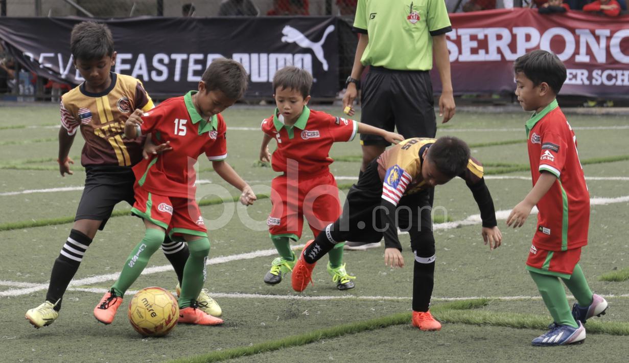 Pemain CISS (merah) berebut bola dengan pemain ATKL Tigers dalam laga U-8 Serpong City International Soccer Tournament di Sabnani Park, Tangerang Selatan. Sabtu (3/12/2016). (Bola.com/Arief Bagus)