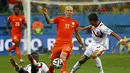 Dua pemain Kosta Rika, Joel Campbell (kiri) dan Oscar Duarte, berusaha menahan laju penyerang Belanda, Arjen Robben saat berlaga di perempat final Piala Dunia 2014 di Stadion Fonte Nova, Salvador, (6/7/2014). (REUTERS/Michael Dalder)