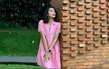 Potret Ussy Sulistiawaty Memukau Kenakan Dress Pink, Disebut Seperti Gadis ABG.