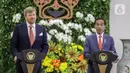 Presiden Joko Widodo (kanan) dan Raja Belanda Willem Alexander menyampaikan keterangan bersama di Istana Bogor, Jawa Barat, Selasa (10/3/2020). Raja dan Ratu Belanda mengunjungi Indonesia untuk peningkatan kerja sama bilateral bidang ekonomi dan sumber daya manusia. (Liputan6.com/Faizal Fanani)