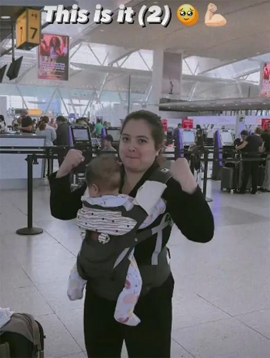 Pose Tasya di bandara menandakan sebagai wanita kuat. Betapa tidak, ia menempuh perjalanan jauh dengan membawa dua anak balita dan tujuh koper besar. Meski sang ibu ikut, tapi berbeda kelas dan tak mau upgrade karena mengaku lebih nyaman. [Instagram/tasyakamila]