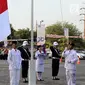 Sejumlah karyawan menggelar upacara pengibaran bendera merah putih dalam rangka HUT ke 73 RI di Gedung OT Cengkareng, Jakarta, Jumat (17/8). Pengibaran bendera dilanjutkan dengan perlombaan antar karyawan. (Liputan6.com/HO/Iwan)