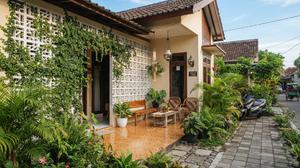 8 Inspirasi Teras Rumah dengan Roster dan Tanaman Rambat, Bikin Hunian Sejuk dan Estetik
