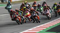 No. 2 (Gabriel Rodrigo) dan No. 52 (Jeremy Alcoba) berada di posisi terdepan di event Kelas Moto3, di sirkuit Catalunya - Barcelona. (Dok MotoGP)