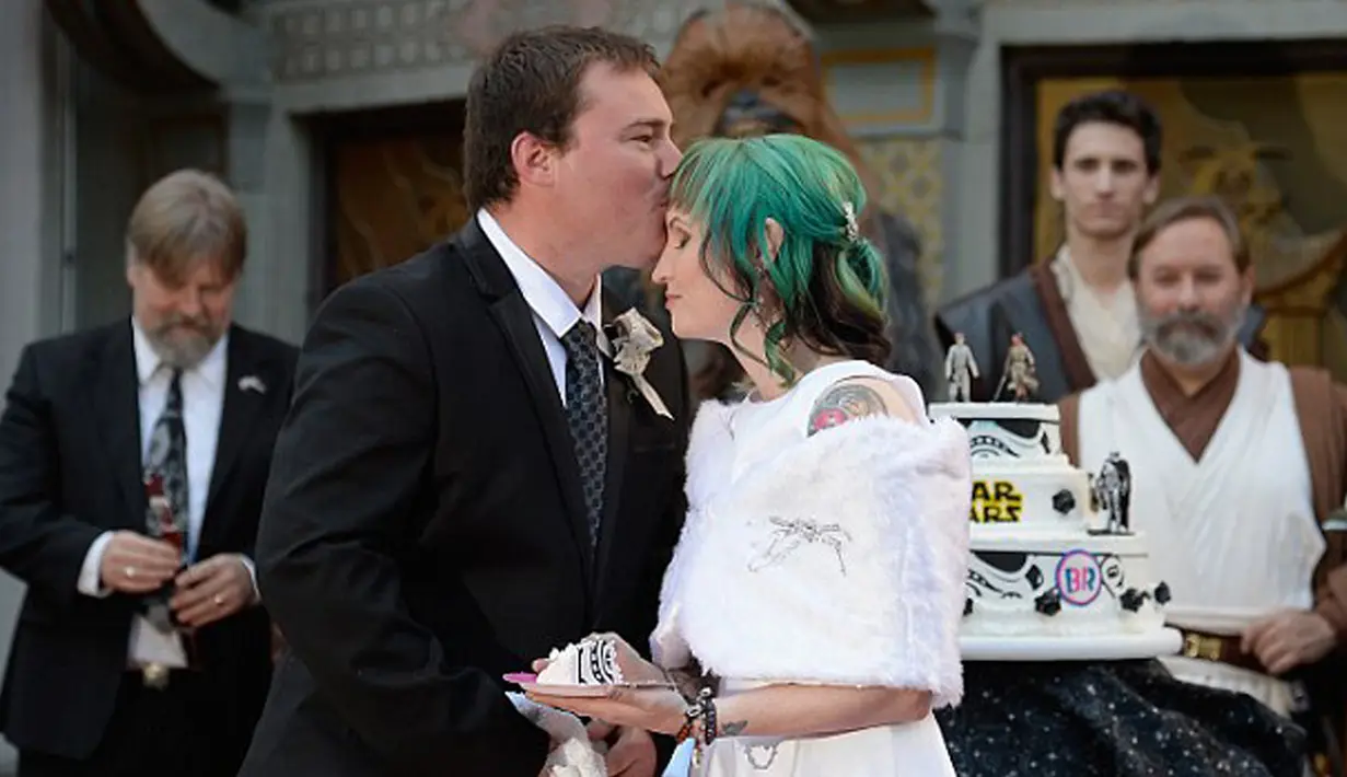 Caroline Ritter dan Andrew Porters adalah fans berat film "Star Wars". Keduanya mengaku sempat mengantre 12 hari untuk menonton film tersebut hingga akhirnya terbang dari Australia ke Amerika hanya untuk menyaksikan dan menikah di sana. (dailymail.co.uk)