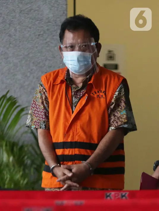 Siswidodo selaku Kabid Hubungan Hukum Pertanahan BPN Jawa Timur siap menjalani rilis penahanan di Gedung KPK, Jakarta, Rabu (24/3/2021). Siswidodo ditahan terkait kasus dugaan penerimaan gratifikasi dan TPPU terkait pemberian serta penerbitan surat rekomendasi HGU. (Liputan6.com/Helmi Fithriansyah)