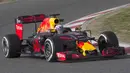 Pebalap Red Bull team, Daniel Ricciardo, saat melaju dengan mobilnya, catatan waktunya adalah 1m26.044s pada test pre-season di  Sirkuit Catalunya, Montmelo, Barcelona, Senin (22/2/2016) malam WIB.  (EPA/Alejandro Garcia)