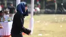 Kiper Timnas Futsal Indonesia, Citra Adisti, yang kini menekuni dunia kepelatihan tampak serius memberikan arahan kepada anak asuhnya pada laga Bedahan Mini Soccer Cup II di Lapangan Bedahan, Depok, Minggu (6/8/2023). (Bola.com/M Iqbal Ichsan)