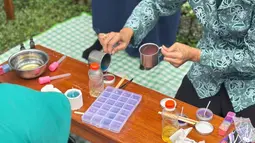 Para peserta mempraktikkan langsung cara membuat sabun cuci dari minyak jelantah. Inovasi ini membantu mengurangi limbah cair rumah tangga sekaligus membuka peluang usaha baru. (Adv/BRI Peduli)