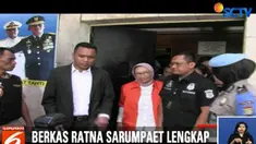 Mobil tahanan yang membawa Ratna dikawal ketat dengan iring-iringan kendaraan polisi.