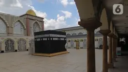 Miniatur Ka'bah terlihat di Masjid Nurul Iman, Blok M Square, Jakarta, Sabtu (2/4/2022). Miniatur Ka'bah tersebut didirikan sebagai fasilitas untuk calon jemaah dari agen perjalanan yang ingin melaksanakan latihan simulasi manasik haji dengan kapasitas 300 orang . (Liputan6.com/Herman Zakharia)