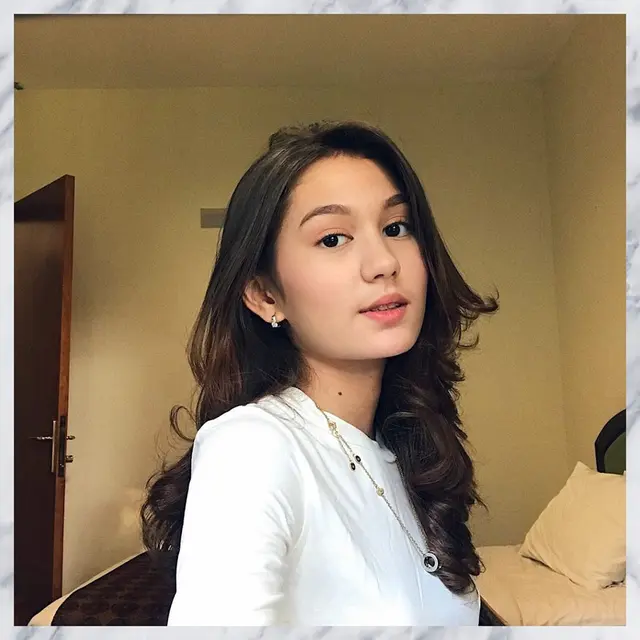 6 Potret Cantik Zoe Jackson, Kekasih Aditya Zoni yang Mirip Irish Bella