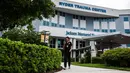 Seorang pria berdiri di pintu masuk Ryder Trauma Center tempat Ibu Negara Haiti Martine Moise dirawat di Miami, Rabu (7/7/2021). Presiden Haiti Jovenel Moise dibunuh dan istrinya terluka dalam aksi penyerangan di kediaman pribadinya pada Rabu dini hari. (CHANDAN KHANNA/AFP)