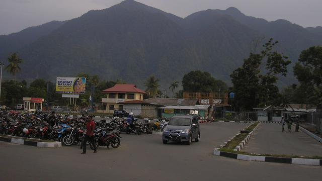 Pegunungan Cycloop di Papua, dilihat dari Bandara Sentani. (Gunung Bagging/https://www.gunungbagging.com/cyclops/)