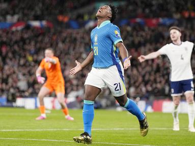 Pemain Brasil, Endrick, melakukan selebrasi setelah mencetak gol ke gawang Inggris dalam laga persahabatan di Stadion Wembley, Minggu (24/3/2024). Brasil menang dengan skor tipis 1-0. (AP Photo/Alastair Grant)