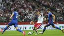 Bek Inggris, Harry Maguire berusaha memblok bola tendangan Penyerang Polandia, Robert Lewandowski  pada kualifikasi grup I Piala Dunia 2022 di stadion Narodowy di Warsawa (9/9/2021).  Polandia berada di peringkat kedua dengan 11 poin dari enam kali pertandingan. (AP Photo/Czarek Sokolowski)