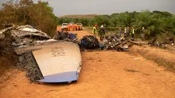 Puing pesawat penumpang Douglas DC-3 yang jatuh di provinsi dataran Kolombia, Meta, San Martin, Kolombia (9/3). Pesawat bermesin ganda jatuh dalam penerbangan di antara dua kota dan menewaskan 12 penumpang. (Reuters/Santiago Molina)