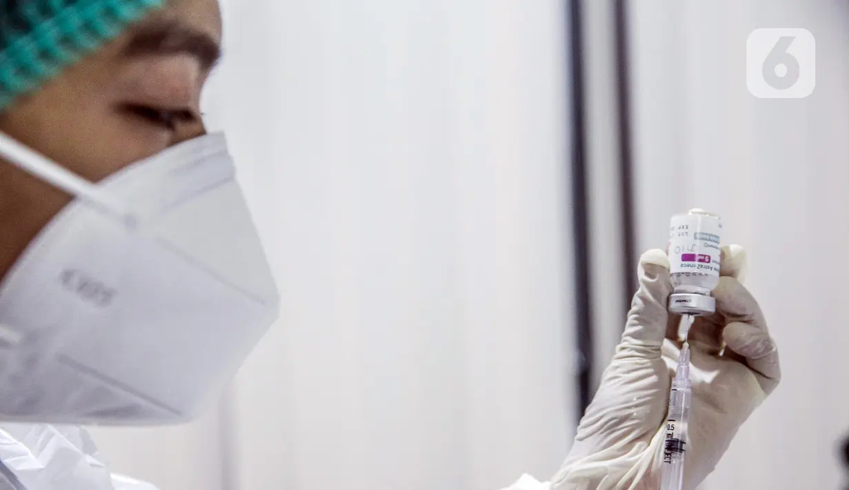 Petugas medis menyiapkan vaksin COVID-19 Astrazeneca untuk disuntikkan ke pekerja ritel di GOR Tanjung Duren, Jakarta Barat, Senin (24/5/2021). Berdasarkan data Kementerian Kesehatan per 23 Mei 2021, sebanyak 14.890.933 orang telah menerima vaksin COVID-19 dosis pertama. (Liputan6.com/Faizal Fanani)