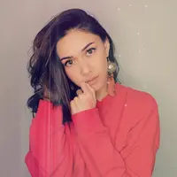 Nana Mirdad, memang sudah jarang terlihat di industri hiburan tanah air lantaran ia dan keluarga kecilnya menetap di Bali. Meski begitu, Nana tetap menjadi sorotan soal penampilannya yang memukau. (Instagram/nanamirdad)