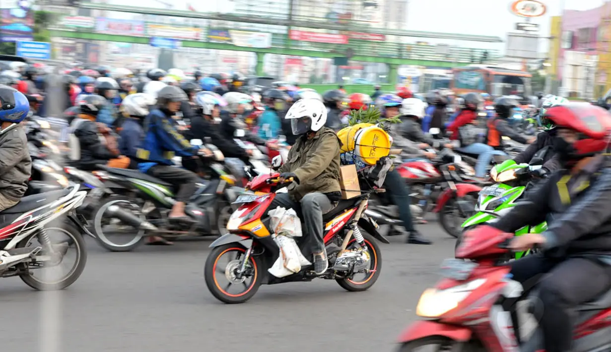Pemudik motor saat melintasi Jalan Kalimalang, Kamis (24/7/14). (Liputan6.com/Panji Diksana)