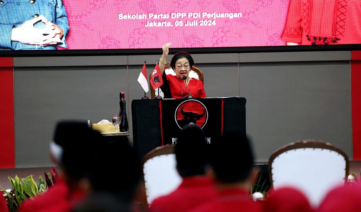 Megawati pun menyinggung nama Rossa Purbo Bekti yang merupakan salah satu penyidik KPK. <br>