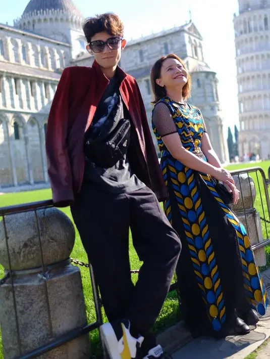 Meski single parent, ia pun menikmati kesendiriannya dengan liburan bersama putranya. Misalnya saja ia berlibur ke Italia dengan dress colorful didampingi Rizky. [@itsrossa910]