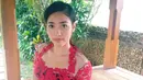 <p>Dalam postingan lamanya, Laksmi Shari juga sempat terlihat mengenakan kebaya Bali dari brokat merah. Bagian lengan terlihat, dippadu dengan kain bermotif bernuansa hitam sebagai bawahan, dan selendang merah yang dililitkan di pinggang. Foto: Instagram.</p>