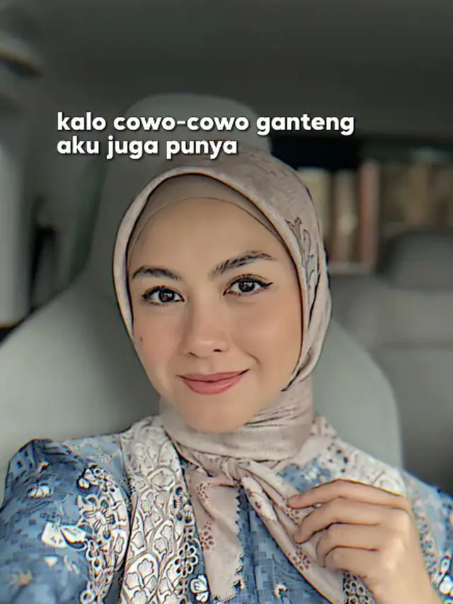 Inspirasi Hijaber Modern 40 Tahun Revalina S Temat (Foto: Instagram @vatemat)