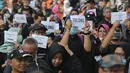 Pegiat Anti Korupsi melakukan aksi damai tolak revisi UU KPK di kawasan Bundaran HI, Jakarta, Minggu (8/9/2019). Dalam aksi tersebut pegawai KPK mendesak Presiden Jokowi untuk tidak mengesahkan revisi UU KPK dan mengajak masyarakat mengawasi jalannya seleksi capim KPK. (Liputan6 com/Angga Yuniar)