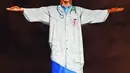 Patung Christ the Redeemer atau Yesus sang Penebus yang populer di dunia menyala dengan gambar seragam dokter bertuliskan 'Terima Kasih' pada hari Paskah di Rio de Janeiro, Brasil, Minggu (12/4/2020). Pertunjukkan itu bentuk dukungan dan semangat untuk melawan pandemi COVID-19. (CARL DE SOUZA/AFP)