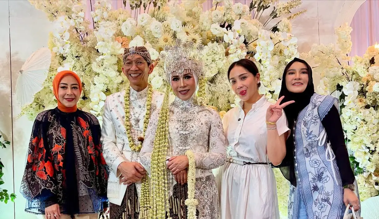 Melly Goeslaw kenakan kebaya pengantin panjang berpayet rancangan Adi Rustana dan kain batik sarimbit [@melly_goeslaw]