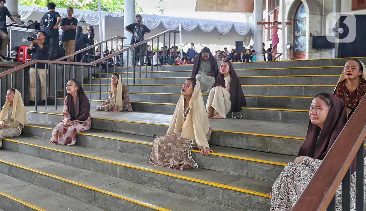 Isak tangis umat Katolik pecah saat menyaksikan adegan Yesus diangkat di kayu salib di altar gereja. (Liputan6.com/Angga Yuniar)