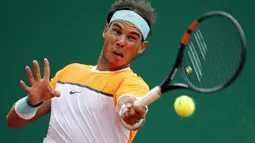 Pukulan kiri Nadal membawanya ke babak ketiga Monte Carlo Masters  (REUTERS/Eric Gaillard)