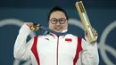 Lifter China, Li Wenwen berfoto dengan memegang medali emas cabang olahraga angkat besi +81kg putri Olimpiade Paris 2024 di South Paris Arena, Paris, Prancis, Sabtu (11/08/2024). Li Wenwen berhasil mempertahankan gelarnya di Olimpiade Paris 2024 setelah melakukan angkatan 309kg, dengan rincian 136kg snatch dan 173kg clean and jerk. (AP Photo/Kin Cheung)