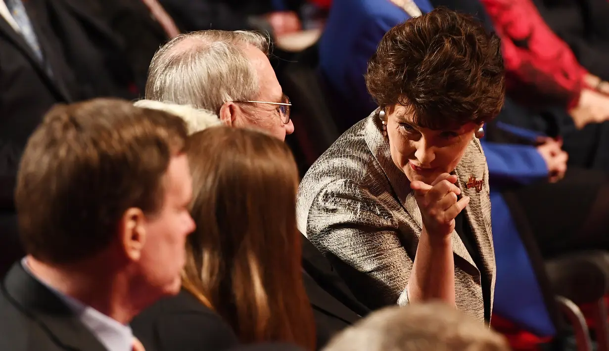Anne Holton, istri Senator Tim Kaine, berbincang dengan kerabatnya disela debat perdana cawapres AS di Longwood University, Virginia, Selasa (4/10). Tim Kaine berhadapan dengan Mike Pence dalam debat perdana yang berlangsung 90 menit. (AFP/Jewel Samad)