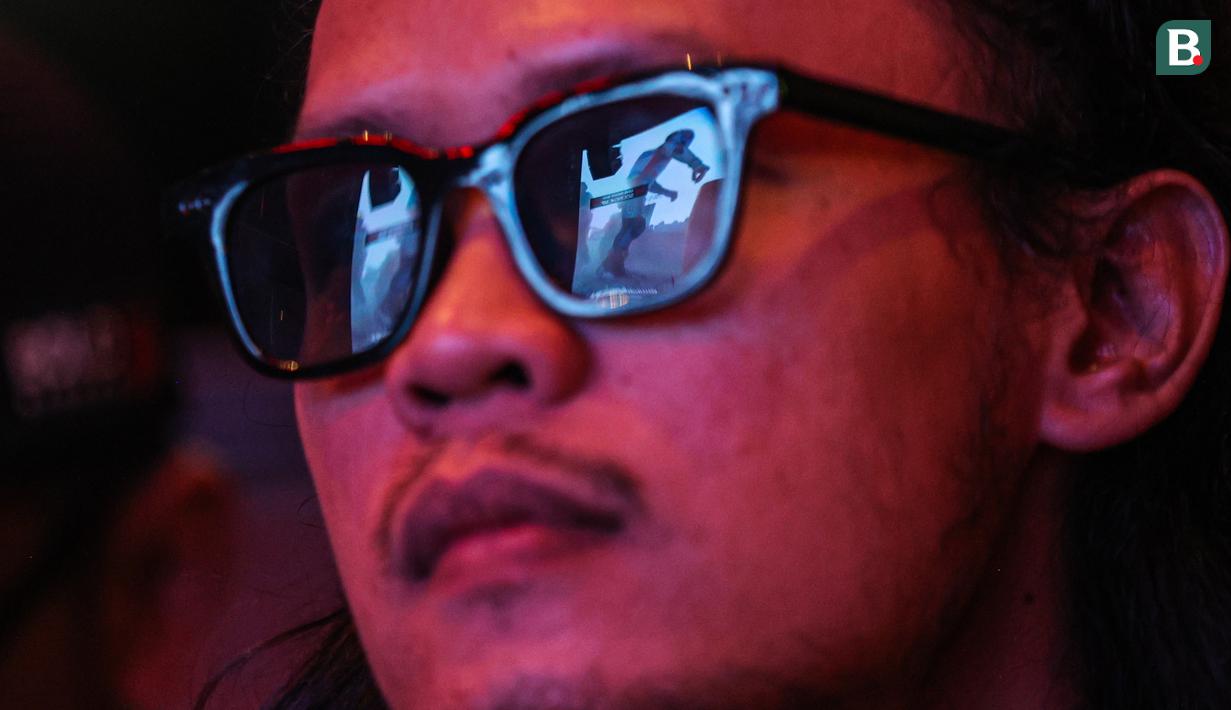 Refleksi momen pembalap Pramac Ducati, Jorge Martin saat terjatuh di kacamata seorang penonton ketika acara nobar MotoGP Valencia 2023 bersama Pertamina Enduro di HW Live House, Kemang, Jakarta, Minggu (26/11/2023). (Bola.com/Bagaskara Lazuardi)