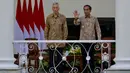 Presiden Indonesia Joko Widodo (kanan) bersama Perdana Menteri Singapura Lee Hsien Loong menyapa para jurnalis dalam pertemuan mereka di Istana Kepresidenan Bogor, Jawa Barat, 29 April 2024. (BAY ISMOYO/AFP)