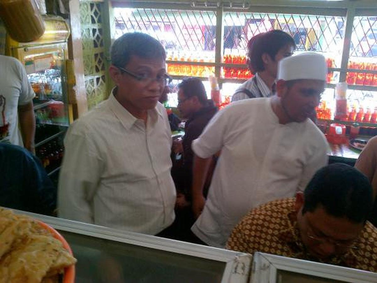Cawagub Didik makan siang di Warteg Warmo