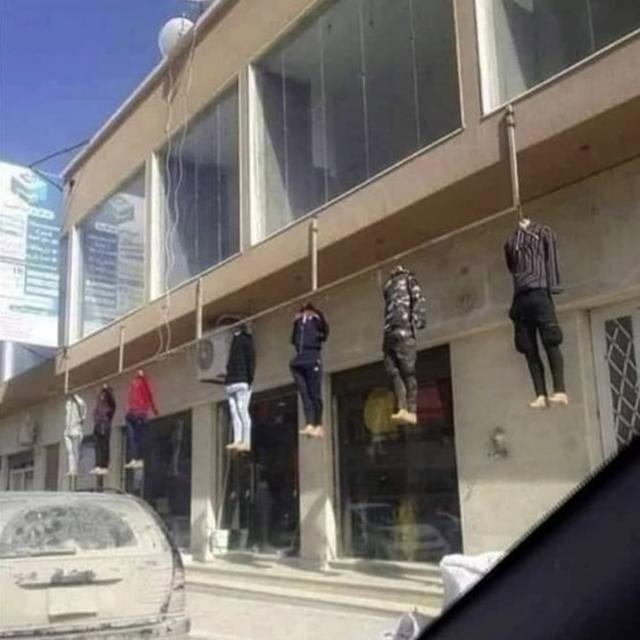 6 Potret Manekin Digantung Ini Bikin Kaget, Bak Patung Selamat Datang