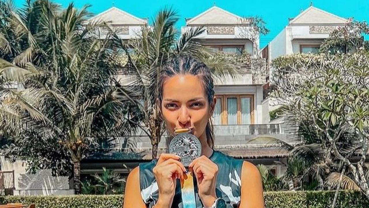 8 Foto Nia Ramadhani Memperlihatkan Perut Rata Setelah Menyelesaikan Half Marathon di Bali, Penampilan Menawan Seperti Gadis Remaja
