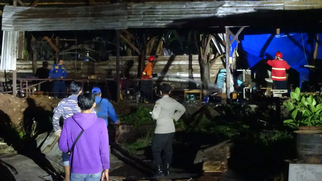 Petugas Pemadam Kabakaran Banyuwangi berjibaku memadamkan gudang mebel yang terbakar di Kecamatan Glagah. (Istimewa).