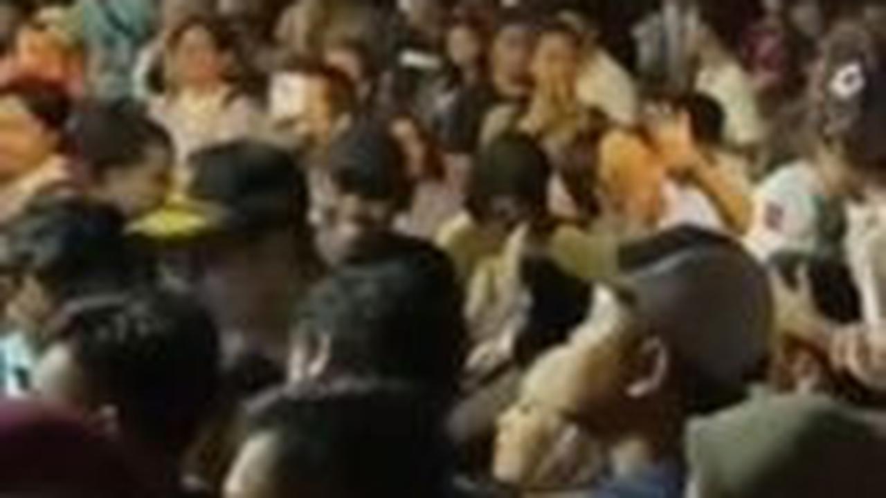 Ratusan Orang Kumpul di Rumah Prabowo Jelang Pengumuman Resmi KPU, Bersorak saat Hasil Pilpres Diumumkan