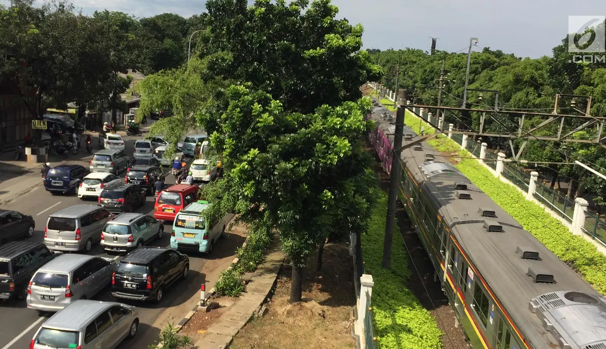 Kendaraan terjebak kemacetan saat melintas di kawasan Tanjung Barat, Jakarta Selatan, Senin (1/1). Tingginya volume kendaraan menyebabkan Jakarta tetap mengalami kemacetan meskipun pada saat libur Tahun Baru. (Liputan6.com/Immanuel Antonius)
