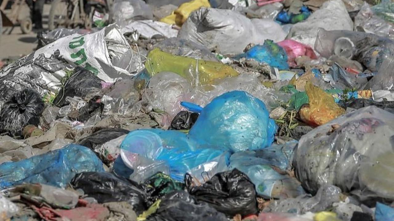 Selain itu, keberadaan sampah yang tidak terkelola dengan baik juga meningkatkan risiko kebakaran dan ledakan, sehingga mengancam keselamatan warga Gaza. Foto: AFP<br>