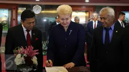 Presiden Lithuania, Dalia Grybauskaitė mengisi buku tamu saat berkunjung ke Gedung MPR/DPR RI, Rabu (17/5). Kunjungan Presiden Lithuania memiliki arti penting bagi penguatan hubungan bilateral Indonesia - Lithuania. (Liputan6.com/Johan Tallo)