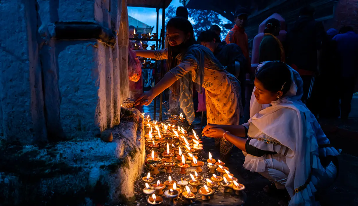 Orang-orang yang ayahnya sudah meninggal juga melakukan Shraddha (ritual kematian tahunan). (AP Photo/Niranjan Shrestha)