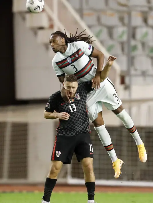 Bek Portugal, Ruben Semedo berebut bola dengan pemain Kroasia, Nikola Vlasic pada pertandingan UEFA Nations League di stadion Poljud di Split, Kroasia, Selasa (17/11/2020). Portugal menang tipis atas Kroasia 3-2. (AP Photo / Darko Bandic)