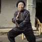 Seorang nenek belajar Kung Fu sejak berusia 4 tahun itu terkadang masih memamerkan kemampuannya kepada staf atau sesama warga desa. (Sumber NetEase)