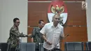 Ketua KPK Agus Rahardjo jelang memberikan keterangan pers terkait penetapan Ketua DPR RI Setya Novanto sebagai tersangka di Gedung KPK Jakarta, Senin (17/7). Setnov diduga menguntungkan diri atau orang lain atau korporasi. (Liputan6.com/Helmi Afandi)